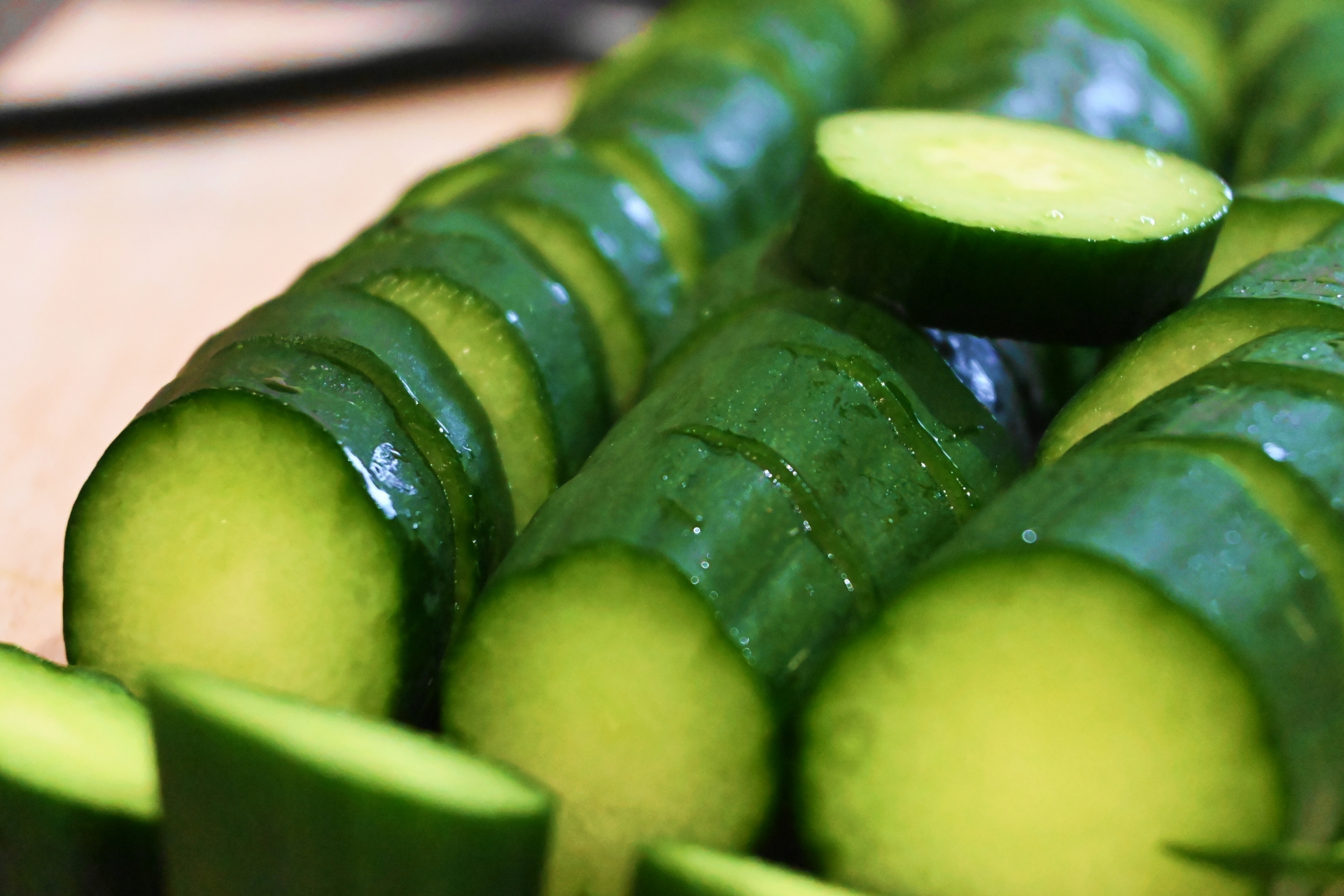 夜会】ブラックきゅうり｜KAT-TUN 上田のきゅうり「羽後のブラック」の